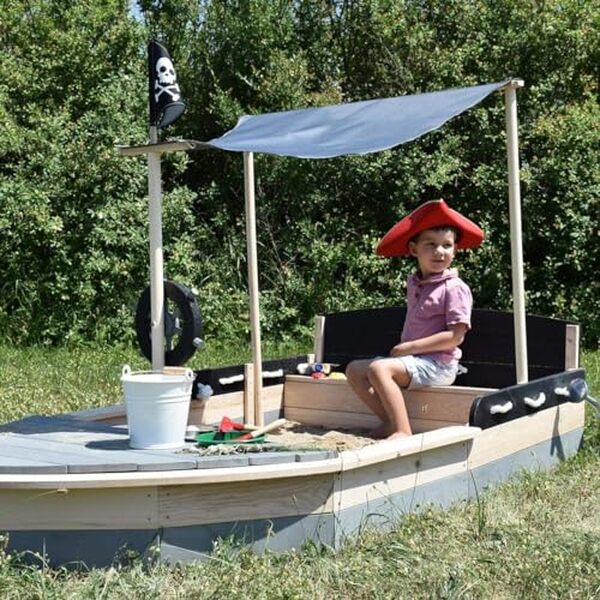 Découvrez le bac à sable pirate XXL Sun, un espace de jeu fantastique pour enfants : aventure, imagination et divertissement garantis en plein air. 