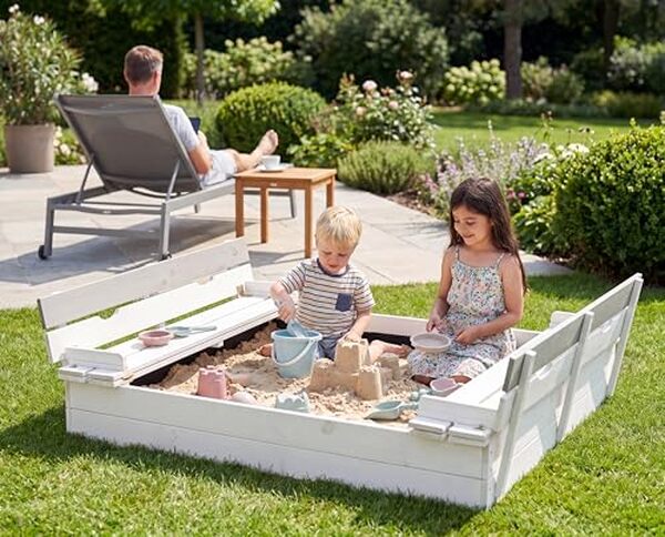 Découvrez notre test détaillé du bac à sable Wondermake blanc gris. Vérifiez les caractéristiques, la qualité, les sièges intégrés et le couvercle pratique pour votre jardin. 