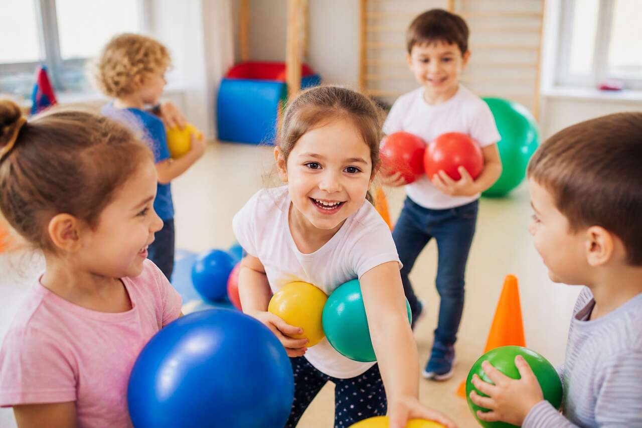 Parcours et d&eacute;fis de psychomotricit&eacute; avec ballon