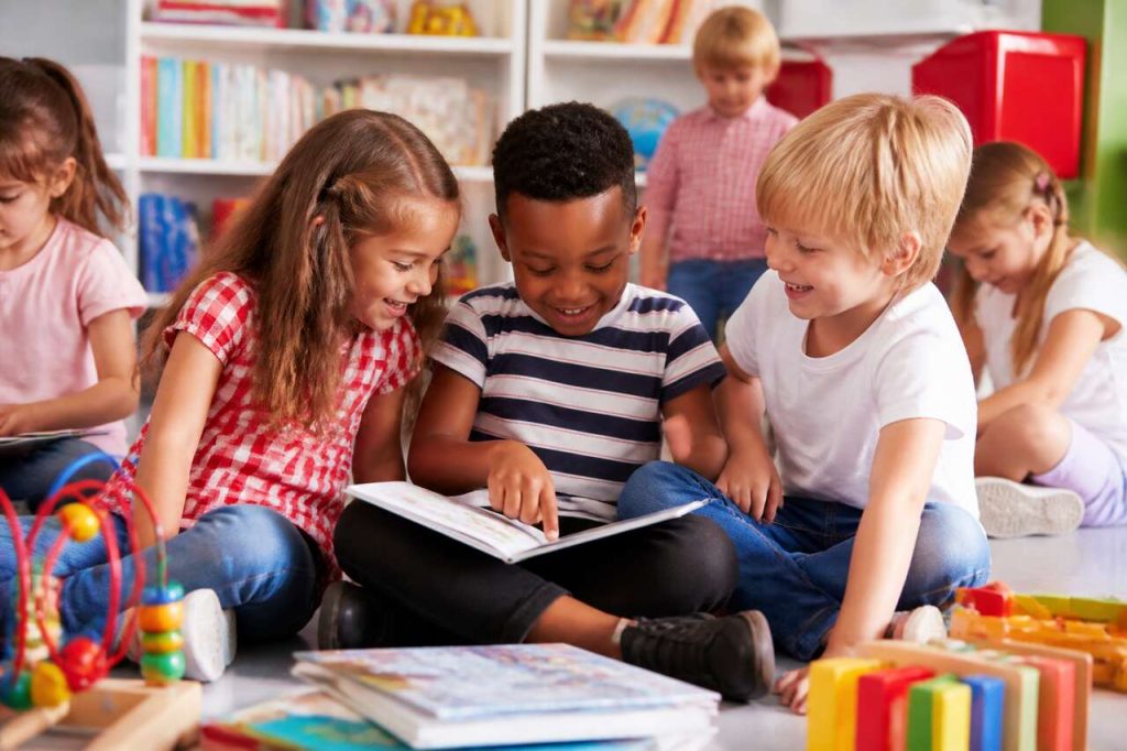 Apprendre à lire aux enfants par le jeu : méthodes efficaces