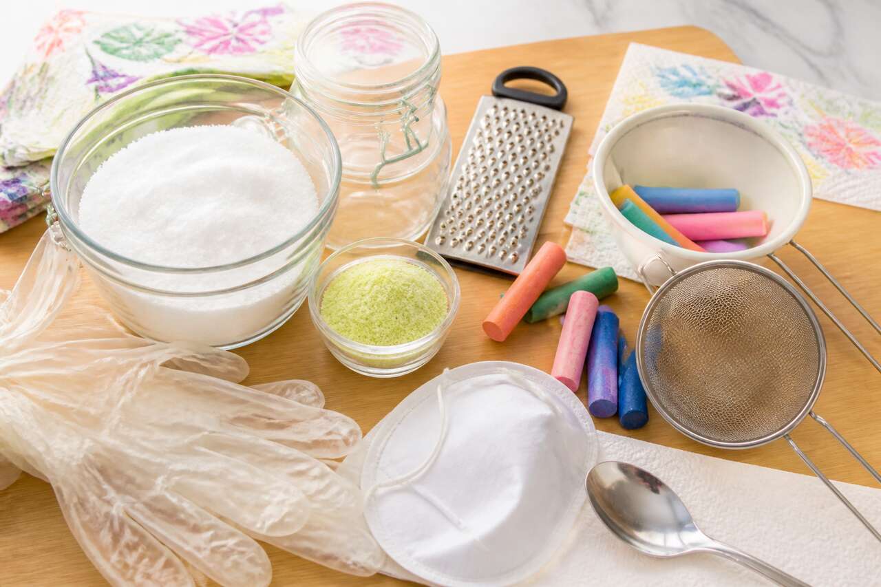 Activité enfants : créer du sel coloré avec des craies