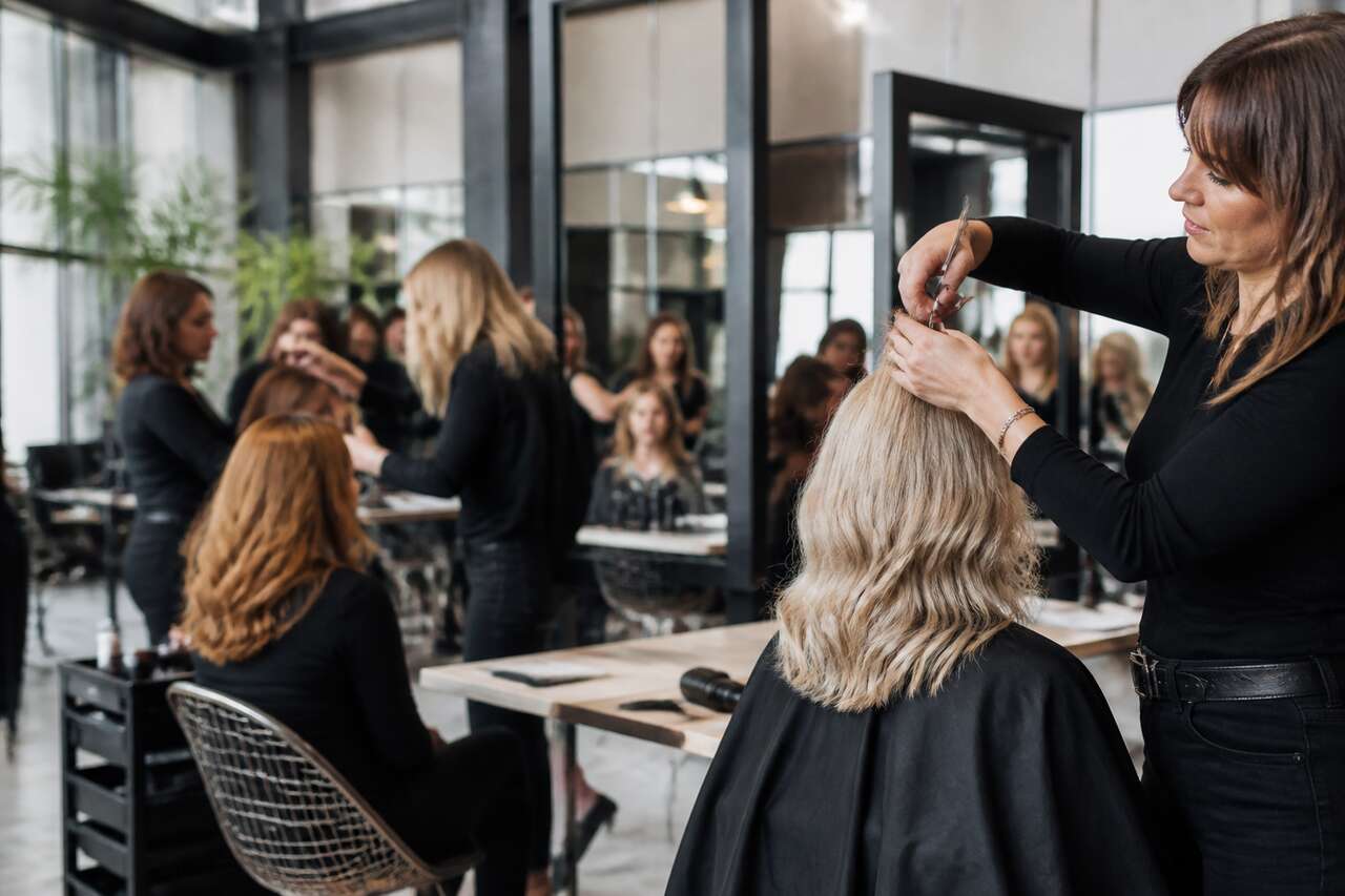 Atelier relooking : transformations stylisées avec des ciseaux