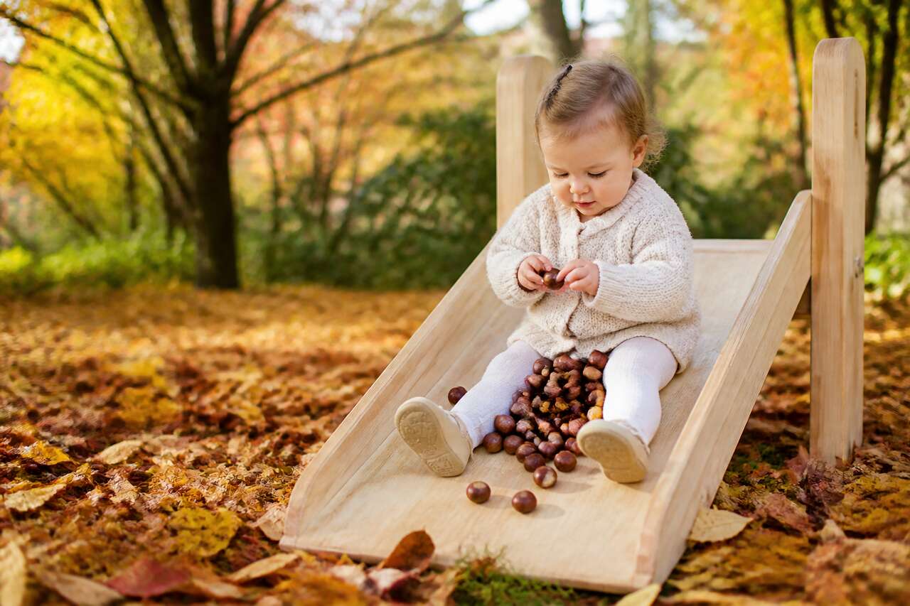 Activité d'automne : toboggan de marrons pour bébé